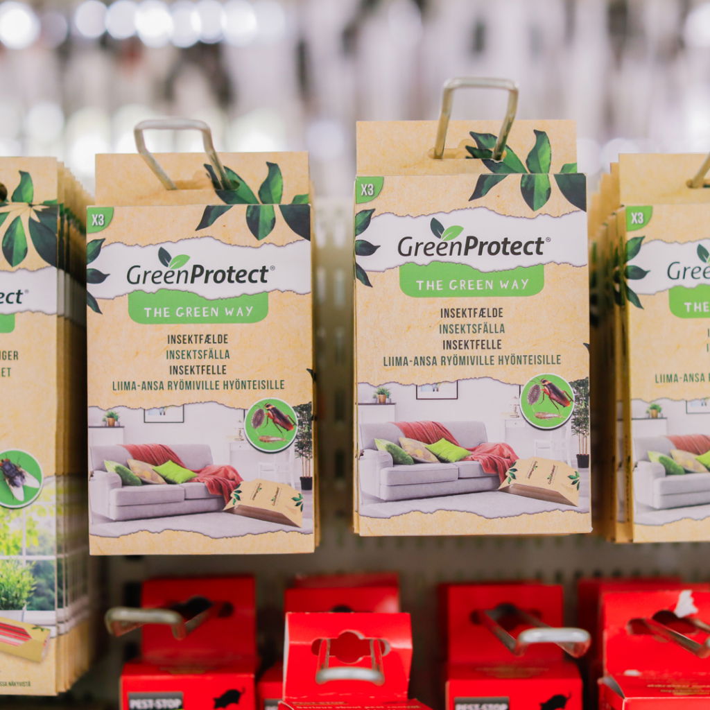 Förpackningar med GreenProtect insektsfällor i butik, med fokus på hållbara och effektiva lösningar för insektsbekämpning.