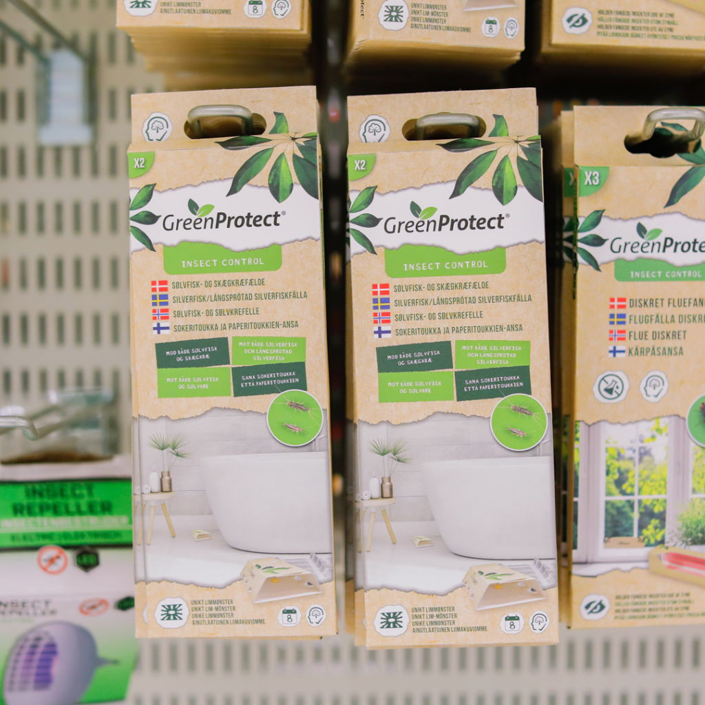 Förpackningar av GreenProtect insektskontrollprodukter i butik, med information på flera språk om användning och effektivitet mot skadedjur.