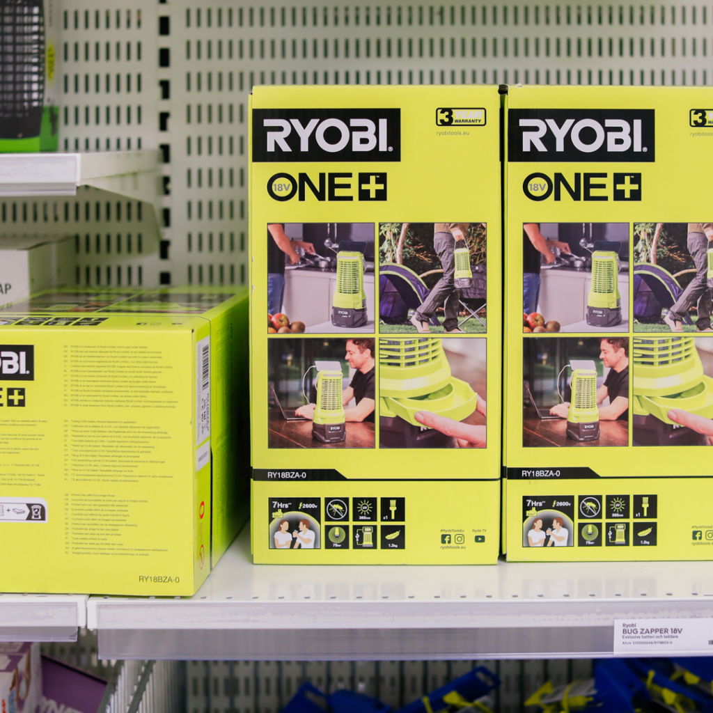 Förpackningar av RYOBI 18V ONE+ insektsfångare på hylla i en butik, med information om produktens funktioner och användning.