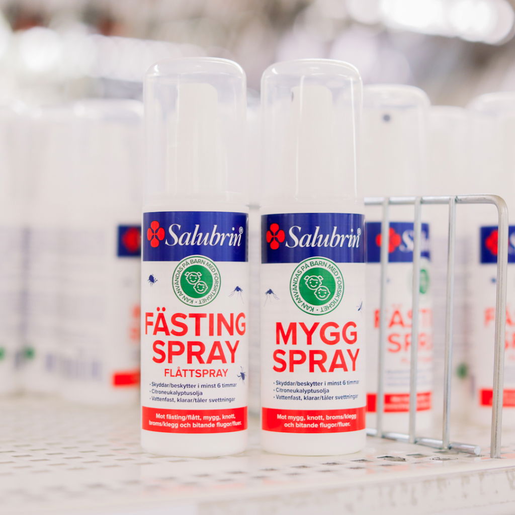 Fästing- och myggspray från Salubrin på hylla, skyddar mot insekter och mygg i minst 6 timmar. Innehåller citroneukalyptusolja och är vattenfast.