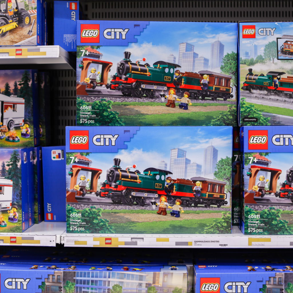 Lego City set med vintage ångtåg, innehållande 575 delar och figurer, på hylla i butik.