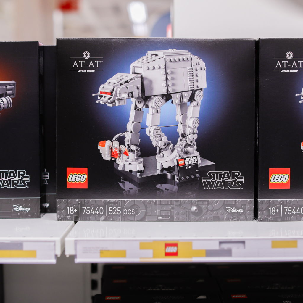 LEGO Star Wars AT-AT byggsats, modell 75440, innehåller 525 delar och är avsedd för vuxna (18+). Produkten visas i butik med tydlig förpackning.