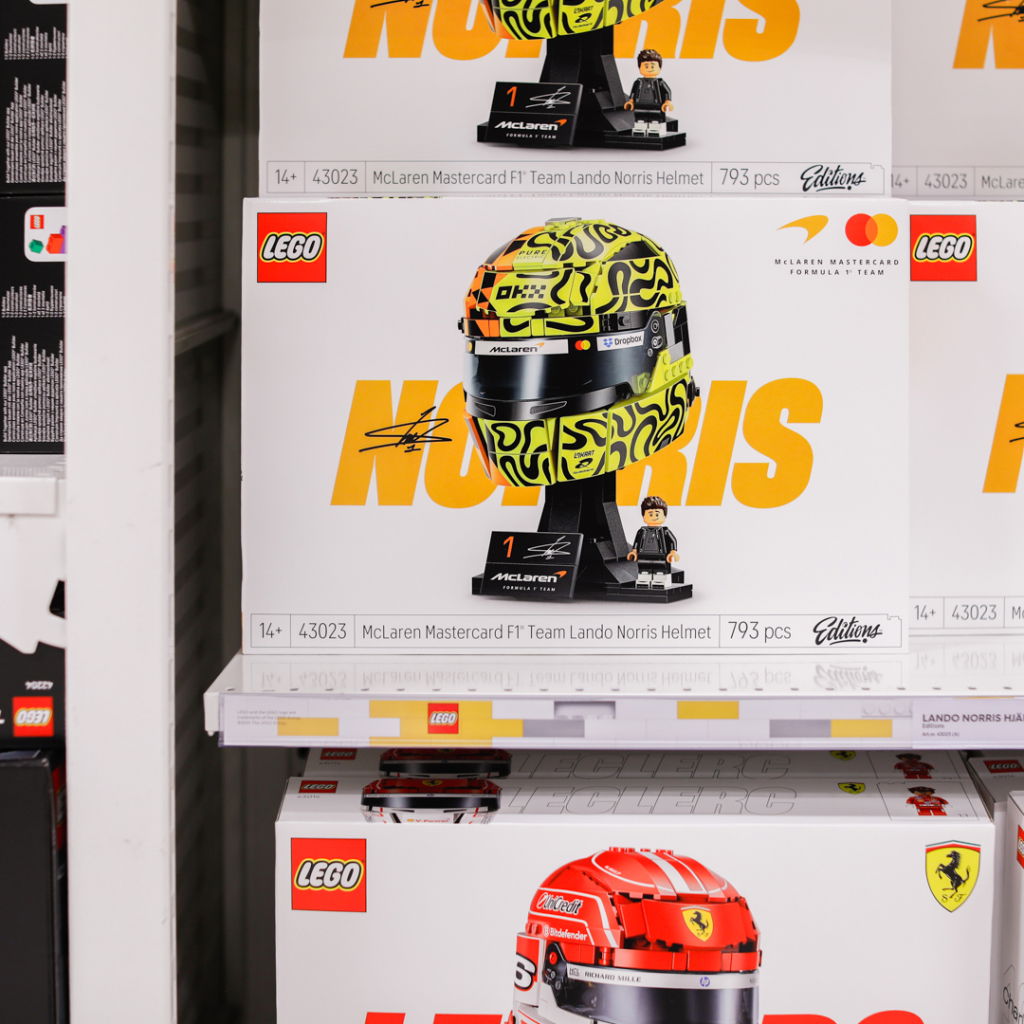 LEGO McLaren Mastercard F1 Lando Norris hjälmmodell i butik, innehållande 793 delar, med en minifigur av Lando Norris. Produkten är en del av LEGO:s exklusiva kollektion.
