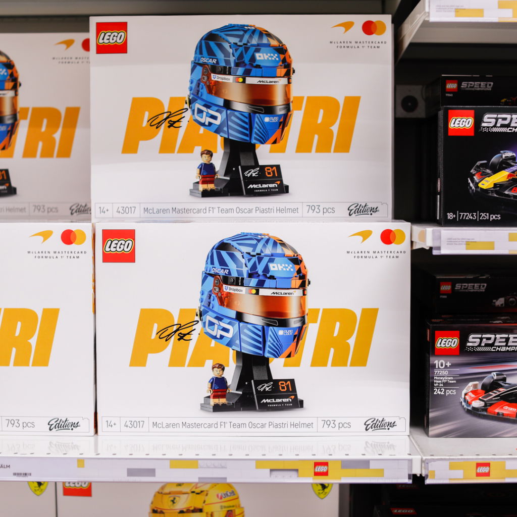 LEGO McLaren F1 Team Oscar Piastri hjälmset, innehåller 793 bitar, för åldrar 14 och uppåt. Detaljerad modell med minifigur, perfekt för samlare och F1-fans.