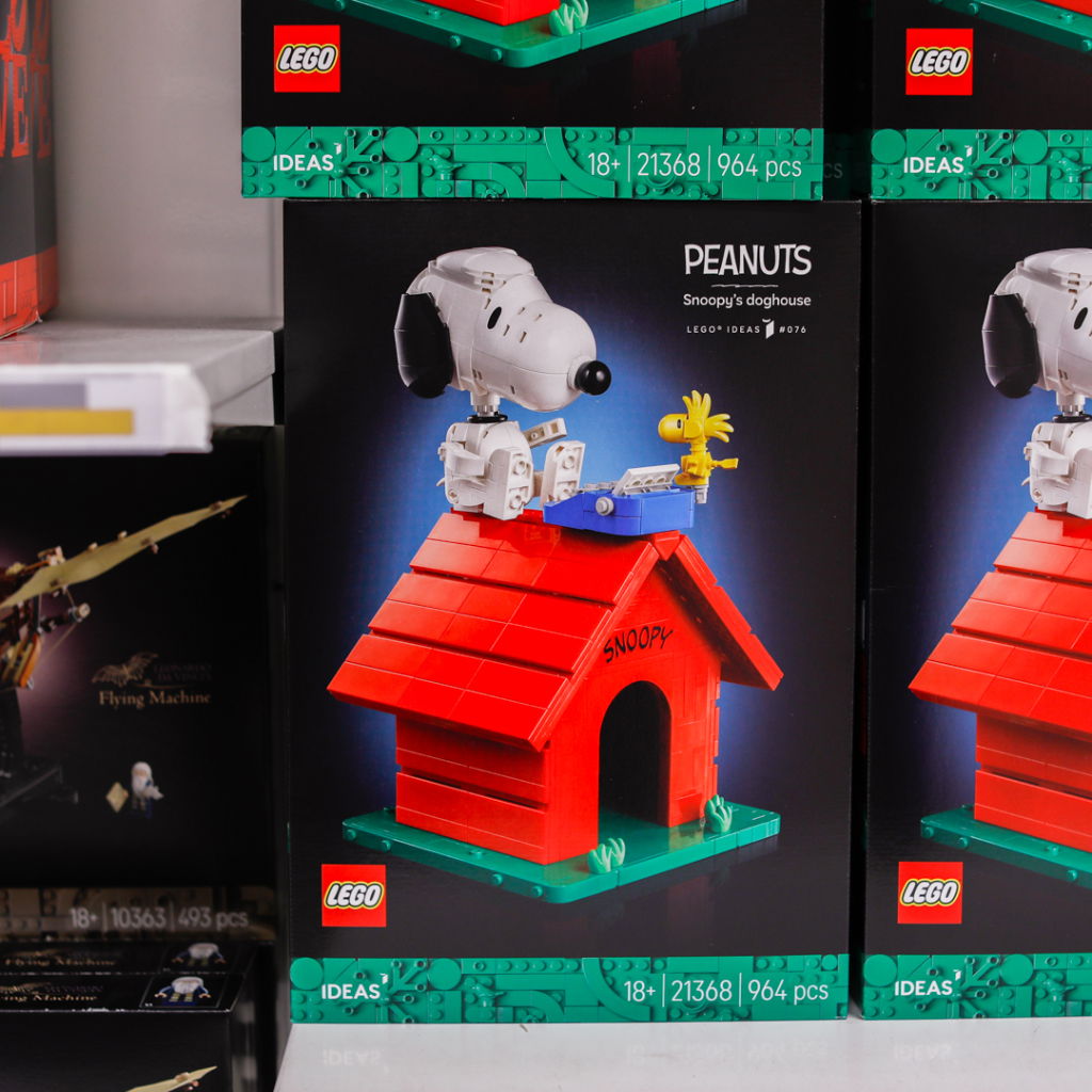 LEGO-set med Snoopy och hans hundhus från Peanuts, innehållande 964 delar, för vuxna (18+). Setet visar Snoopy som sitter på taket med sin vän Woodstock.