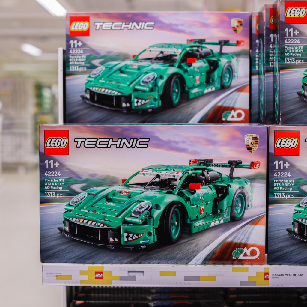 LEGO Technic Porsche 911 GT3 R "Rexy" set 42224, innehållande 1313 delar, visas i butik. Setet är designat för barn från 11 år och erbjuder en detaljerad byggupplevelse av en racingbil.