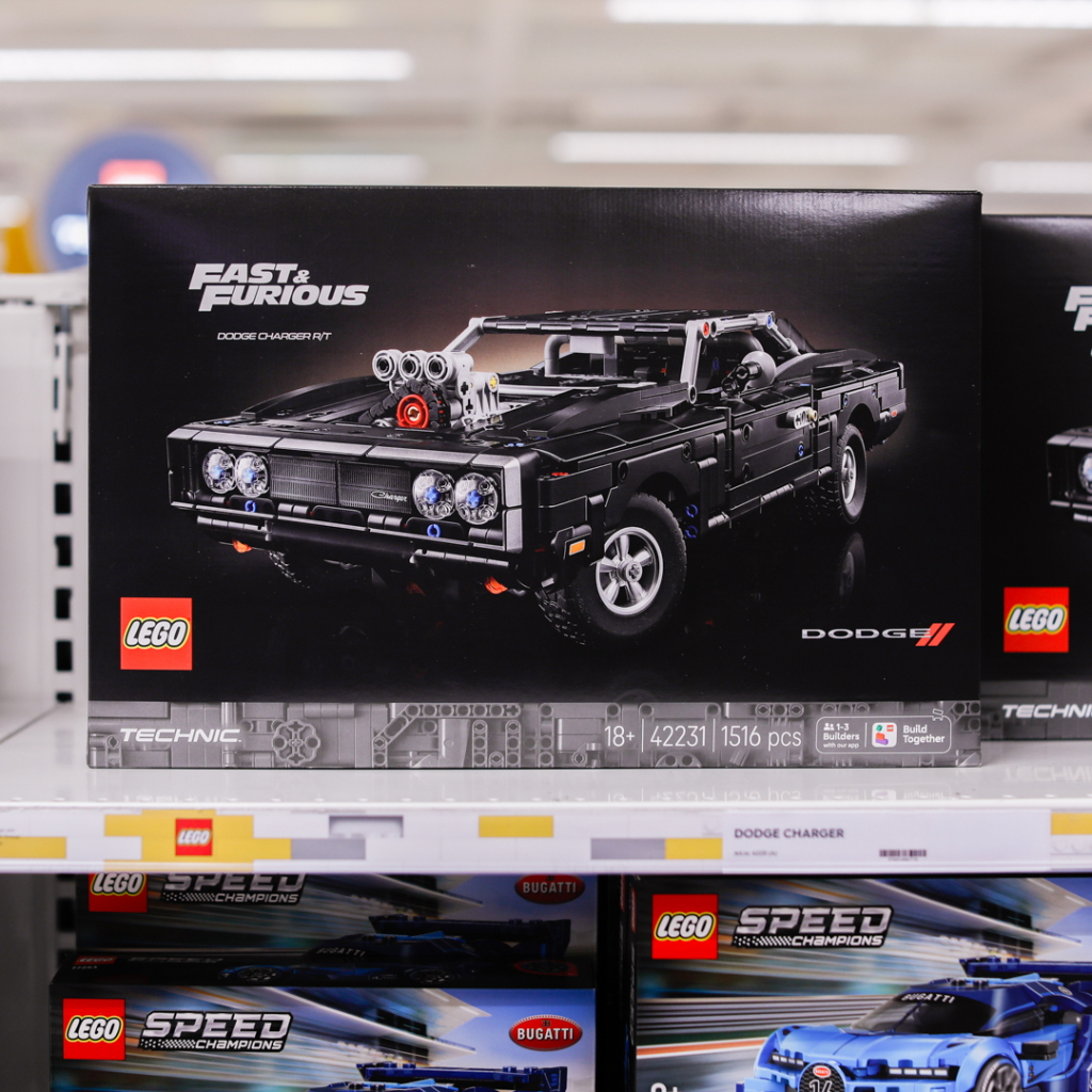LEGO-set av Dodge Charger R/T från filmen Fast & Furious, innehållande 1516 delar, för byggare över 18 år.