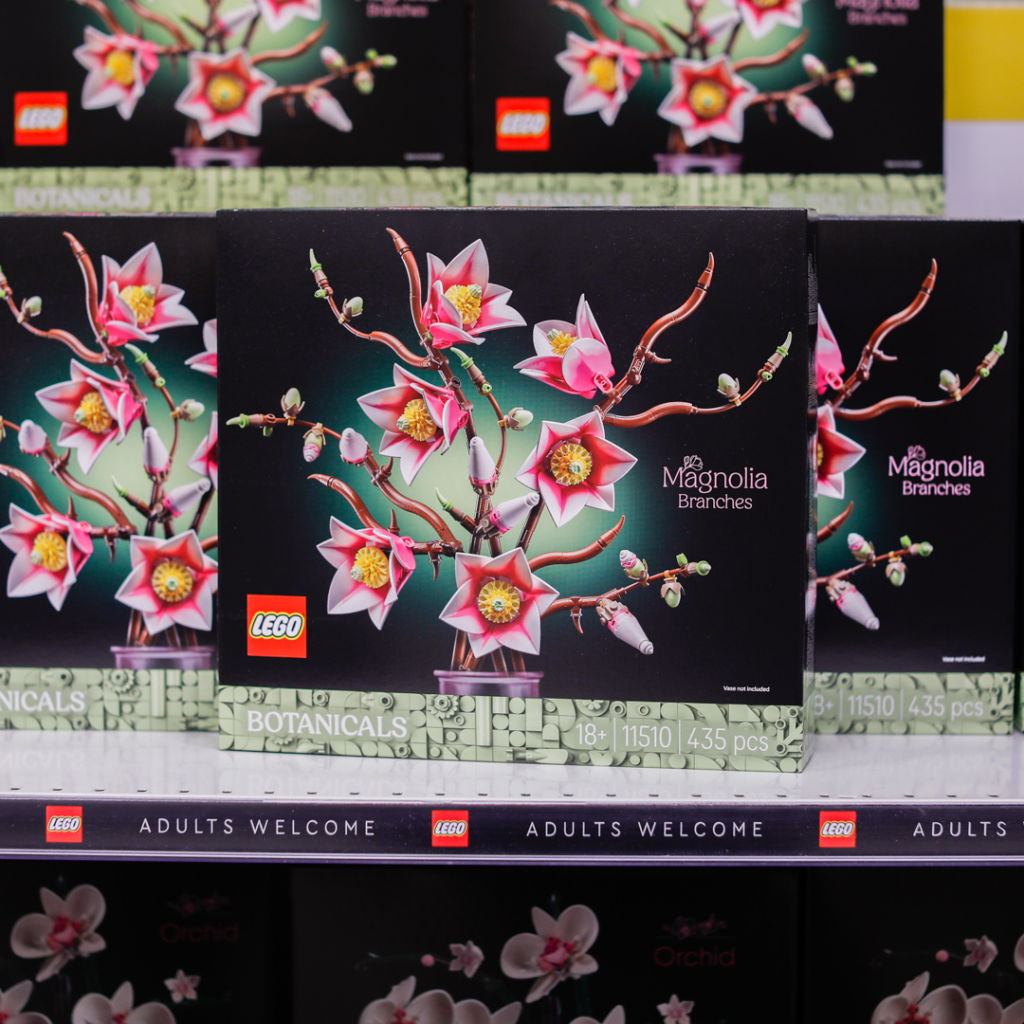 LEGO Magnolia Branches set med 435 delar, del av Botanicals-kollektionen, riktad till vuxna. Förpackningen visar vackra magnoliablommor och grenar, perfekt för samlare och byggentusiaster.