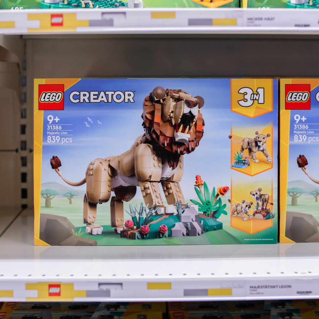 LEGO Creator set 31386 Majestätisk Lejon med 839 bitar, designad för barn 9 år och äldre, som kan byggas till tre olika modeller.