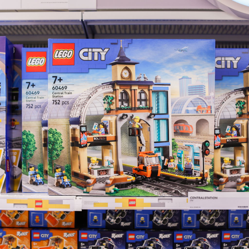 LEGO City Centralstation set 60469 med 752 bitar, riktad mot barn från 7 år, visas på hyllan i en leksaksbutik.