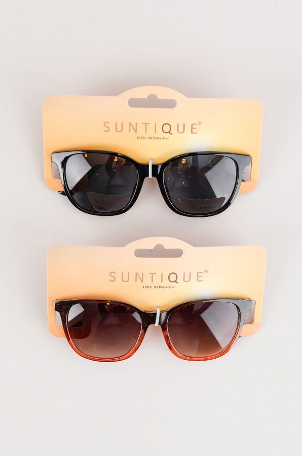 Två par solglasögon från Suntique med 100% UV-skydd, ett par svarta och ett par bruna, på en produktförpackning.