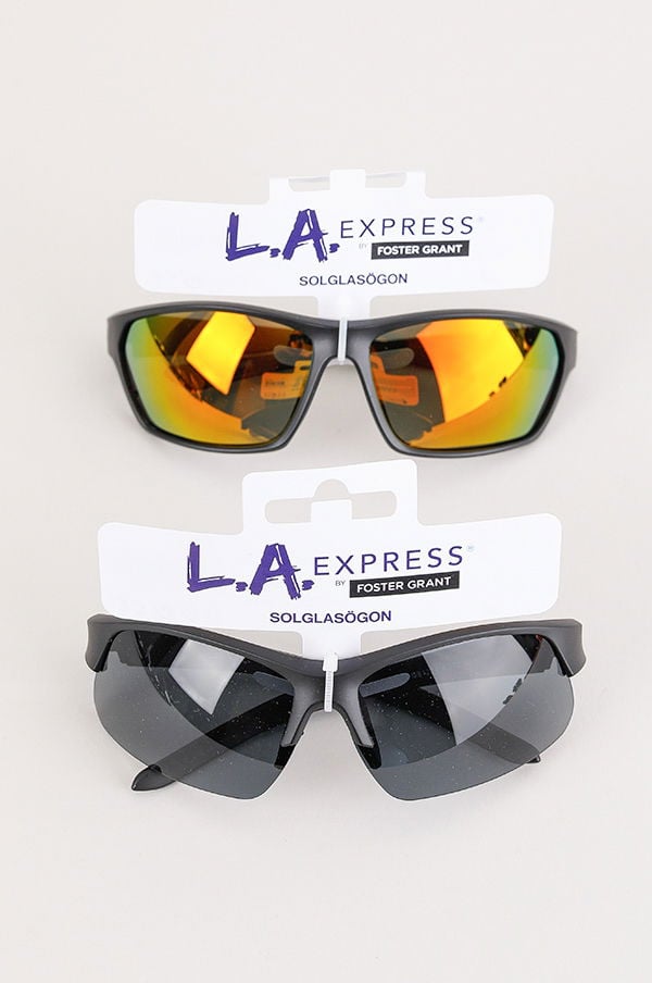 Två par solglasögon från L.A. Express by Foster Grant, ett med spegelglas i orange och ett med mörka glas. Båda paren är designade för att skydda ögonen från solens strålar.