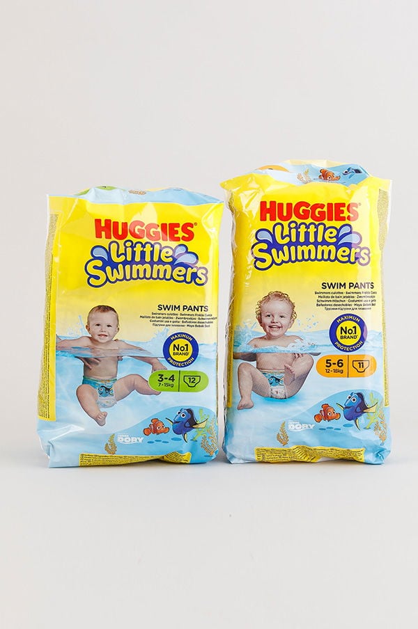 Huggies Little Swimmers simbyxor för barn, förpackningar i storlekarna 3-4 (7-15 kg) och 5-6 (12-18 kg), perfekta för bad och simning.