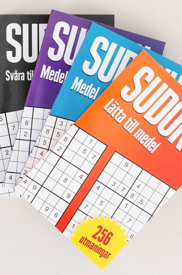 Tre Sudoku-böcker i olika svårighetsgrader: Svåra, Medel och Lätta till Medel. Varje bok innehåller 256 utmaningar för att träna hjärnan och förbättra problemlösningsförmågan.