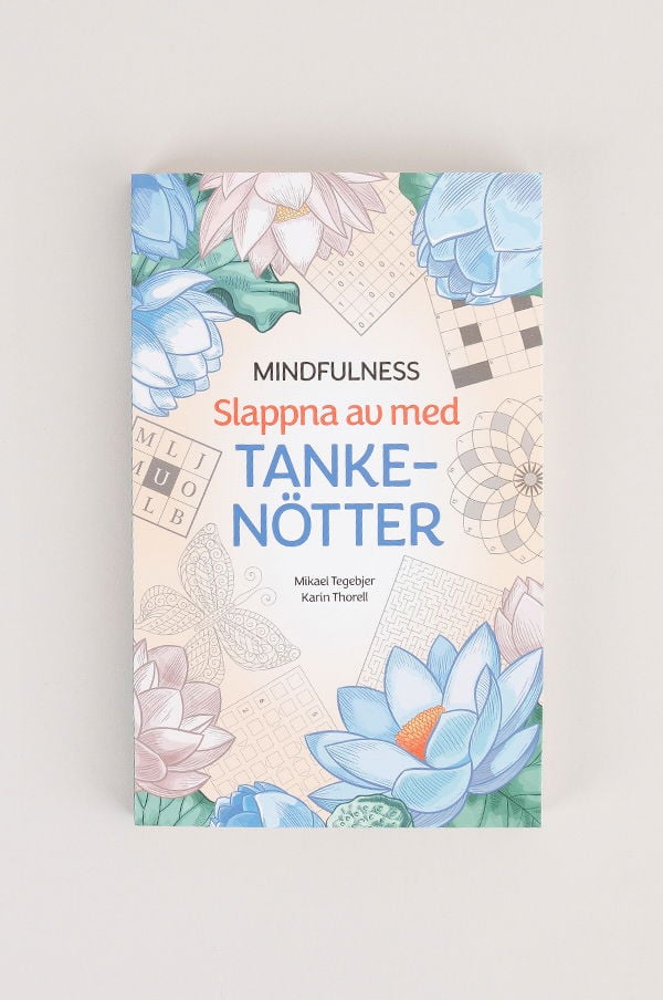 Omslaget till boken "Slappna av med Tankenötter" av Mikael Tegelbjär och Karin Thorell, med en design som inkluderar blommor och mönster, fokuserar på mindfulness och mental avkoppling.