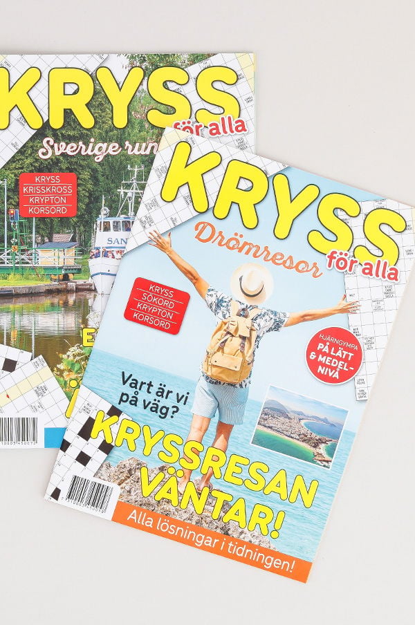Två nummer av tidningen "KRYSS för alla", med teman som resor och korsord. Den övre tidningen har en bild av svenska landskap, medan den nedre fokuserar på drömresor med en person som står vid havet. Texten inkluderar frågor om resmål och uppmaningar att lösa korsord.