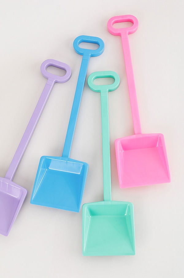 Färgglada plastspadar i lila, blå, grön och rosa, perfekta för barn som leker i sandlådan eller på stranden.