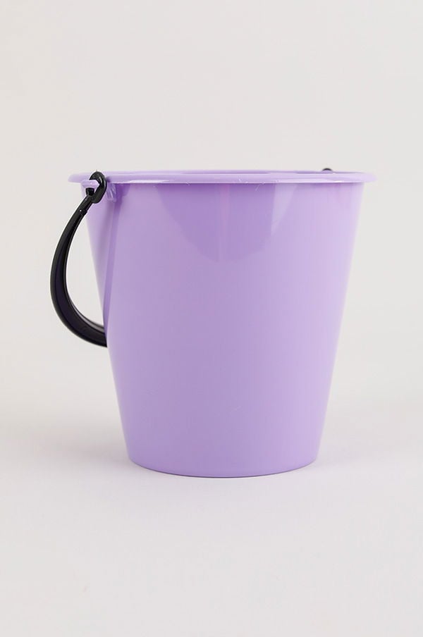 Lila plastspade med svart handtag, perfekt för lek eller trädgårdsarbete.