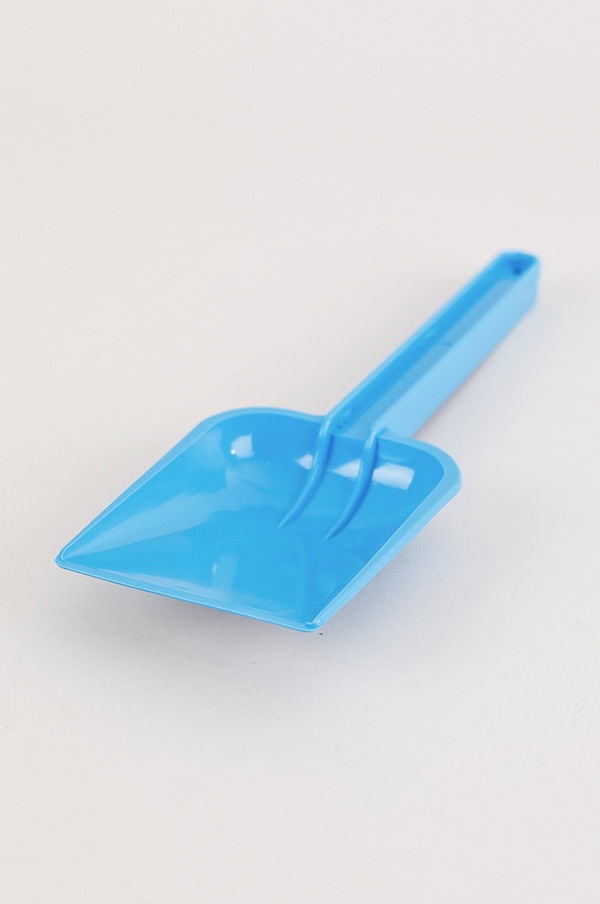 Blå plastspade med ett långt handtag, perfekt för barn eller trädgårdsarbete. Idealisk för att gräva, skopa och leka i sandlådan.