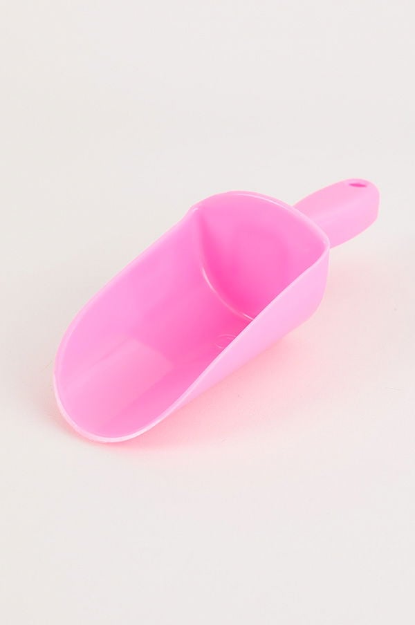 Rosa plastskopa för mat eller sand, idealisk för barnleksaker och trädgårdsarbete.