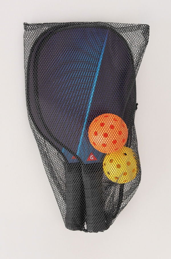 Pickleball-racket med två bollar i en nätväska, perfekt för sportentusiaster.
