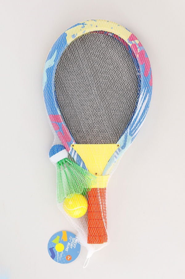 Färgglad barnracket med nät och två bollar i förpackning, perfekt för utomhuslek och sportaktiviteter.