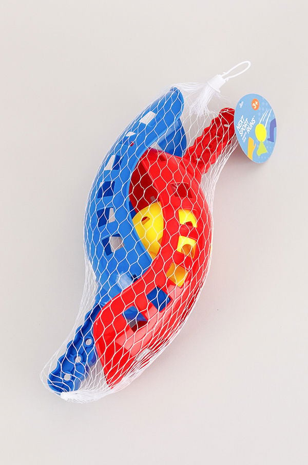 Färgglada badleksaker i ett nät, inklusive en röd och blå skopa samt gula och blå figurer, lämpliga för barn över 3 år.