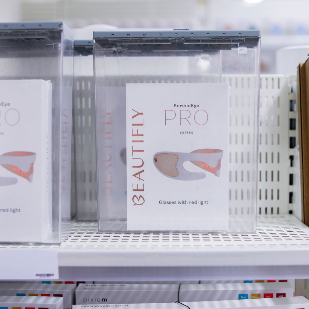 Förpackning av SereneEye PRO-glasögon med röd ljusbehandling, placerade på hylla i en butik.