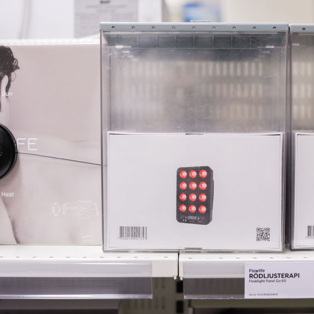 Produktbild av Flowlife Rödljussterapi Flowlight Panel Go 60, som visar en förpackning med enheten och dess specifikationer. Produkten är avsedd för ljusbehandling och finns i en butikshylla.