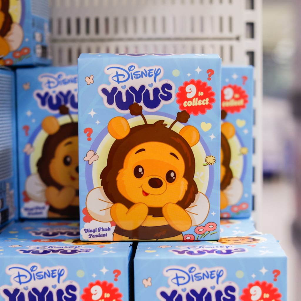 Förpackning med Disney Yuyus vinylplushfigurer, med en söt björnkaraktär i biform, som är en del av en samling med nio olika figurer att samla.